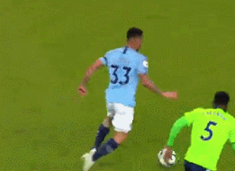 福登带球造犯规.gif