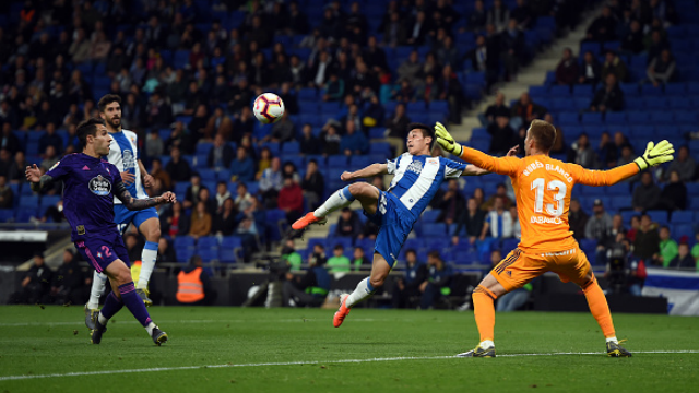 武磊凌空侧钩斩 西班牙人1-1塞尔塔