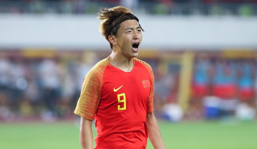 记者杨旭右腿不适未随国足合练与洛国富在场边恢复