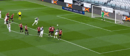 上半场比赛小孔蒂禁区手球送点,c罗主罚罕见失点,随后雷比奇飞踹达尼