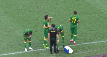 赛前补水.gif
