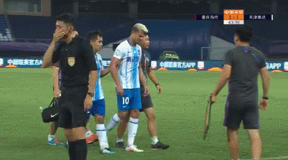 43 乔纳森伤退.gif