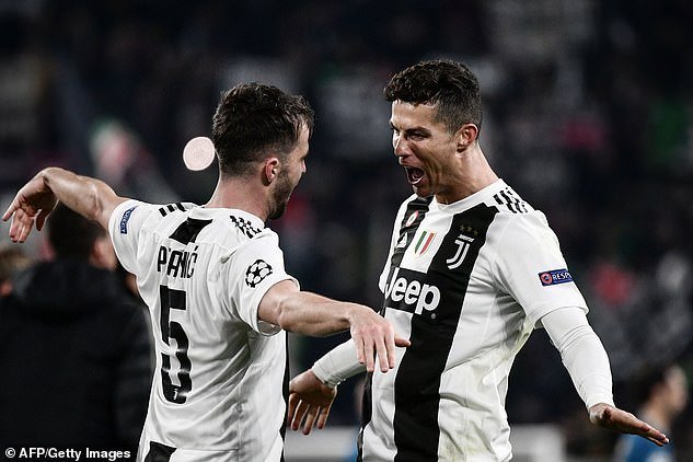 pjanic-ronaldo.jpg