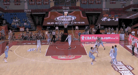 郭艾伦快下上篮定胜局.gif