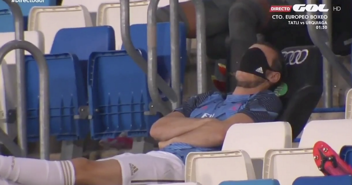 1_Gareth-Bale-sleeping.png