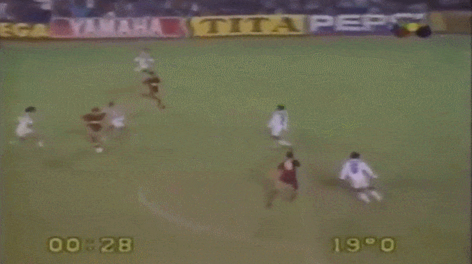 马拉多纳进球1压缩.gif