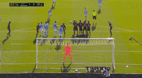 阿斯帕斯任意球82分钟中柱.gif