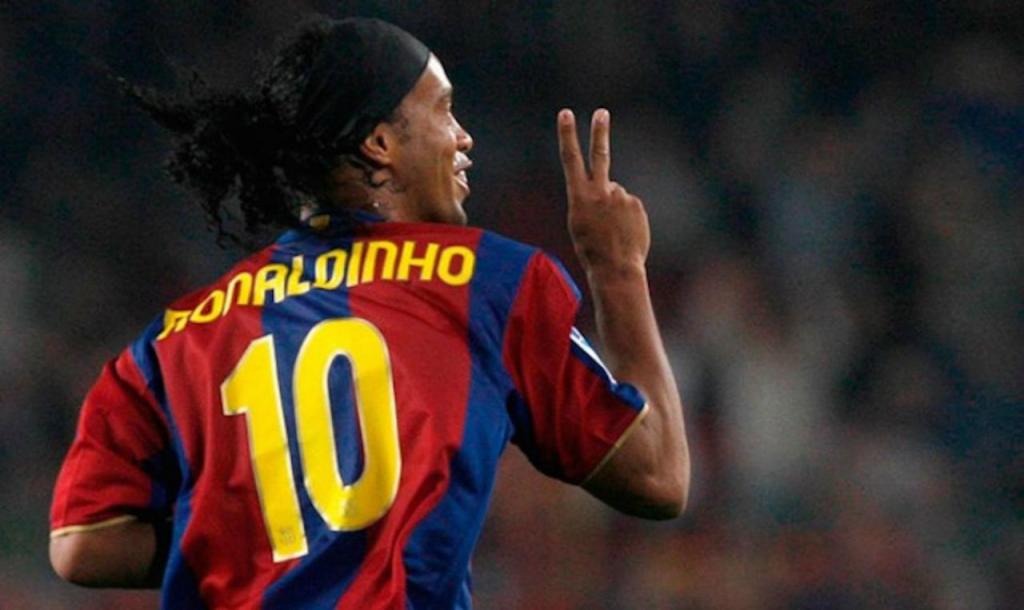 ronaldinho--en-su-etapa-en-el-barcelona-con-el--10--en-la-espalda--efe.jpg