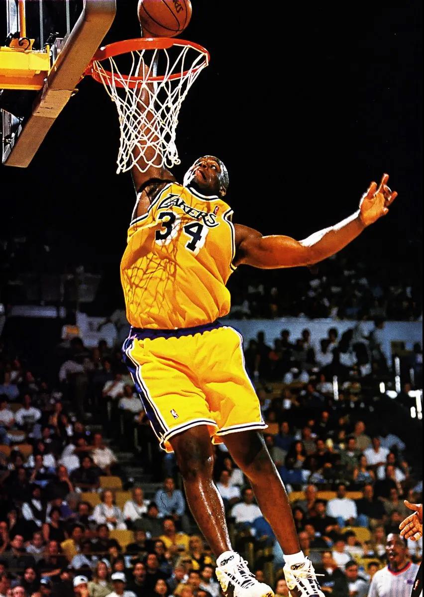 奥尼尔进入nba的第一个赛季,1992年-93赛季时,就扣坏了3次篮板和篮筐