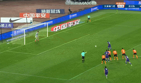 点球进球.gif