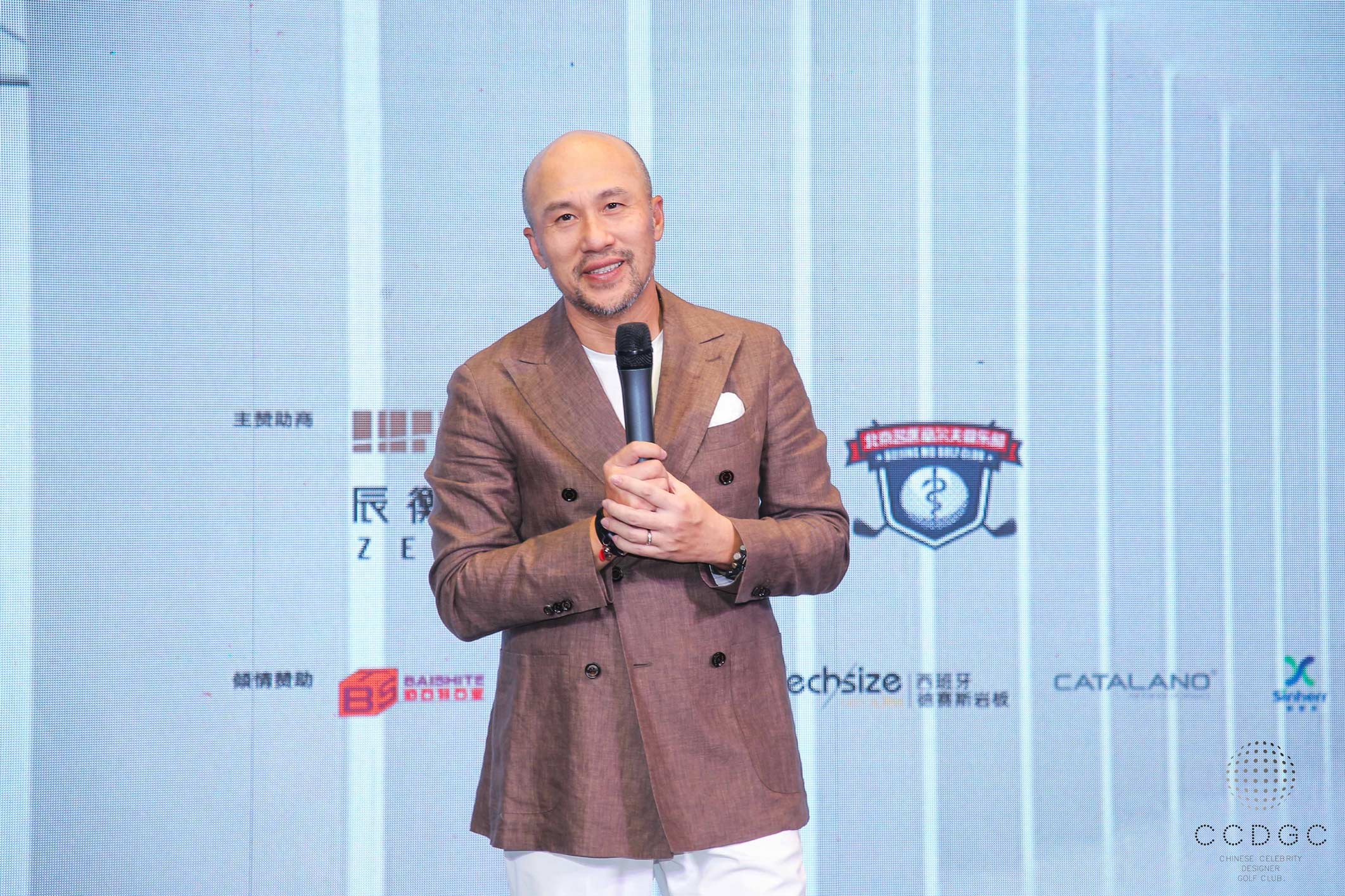 中国明星设计师高尔夫俱乐部主席郑中进行致辞.jpg