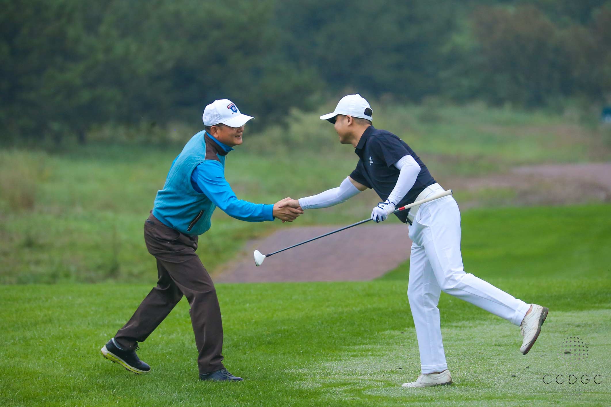 通过跨界交流，中国明星设计师高尔夫俱乐部与北京名医高尔夫俱乐部的两队队员结下了友谊.jpg
