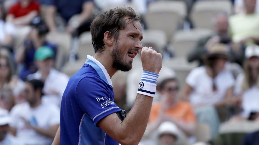 Daniil-Medvedev-cruises-to-reach-French-Open-fourth-round.jpg