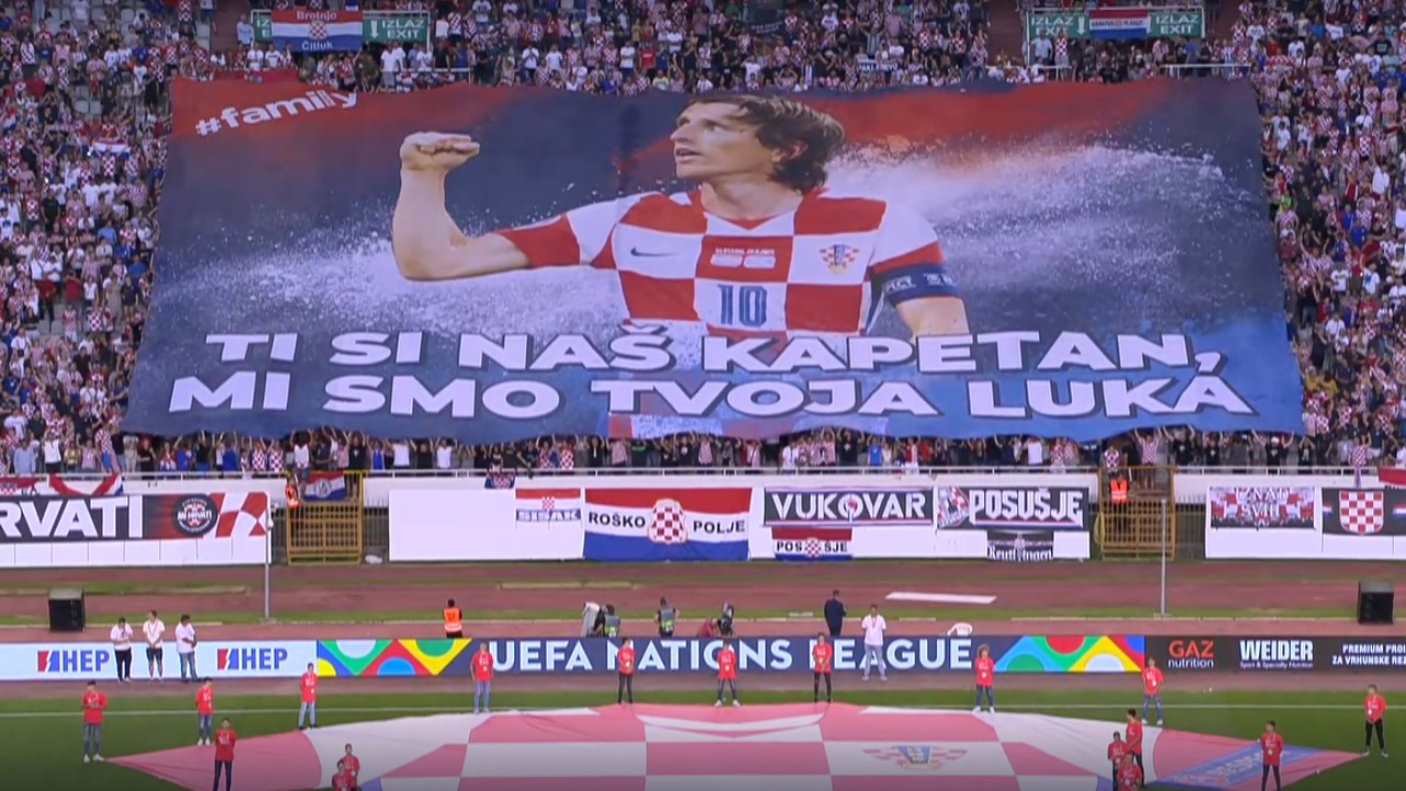 la-grada-muestra-un-mosaico-de-modric-en-el-encuentro-de-la-segunda-jornada-del-grupo-a1-de-la-liga-de-naciones-entre-croacia-y-francia--captura-uefatv.jpg