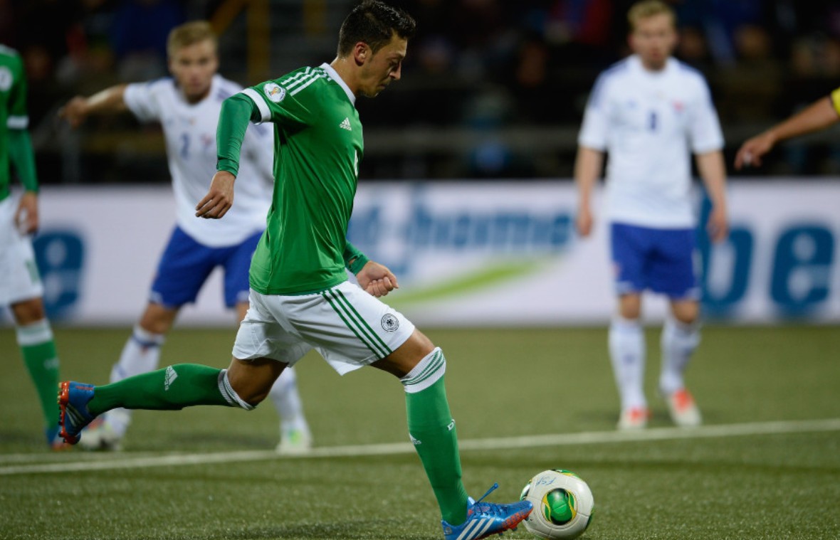 德国客场3-0胜弱旅 厄齐尔点杀出线在望