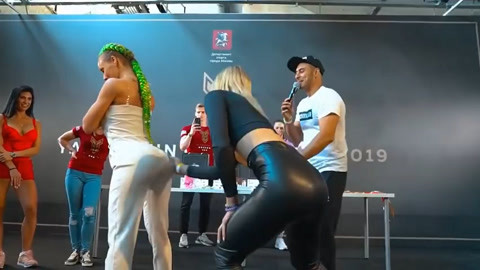 美女扇屁股大赛 把对方扇到站不稳就算赢 01:59两位金发美女打架 柔韧性真够好的