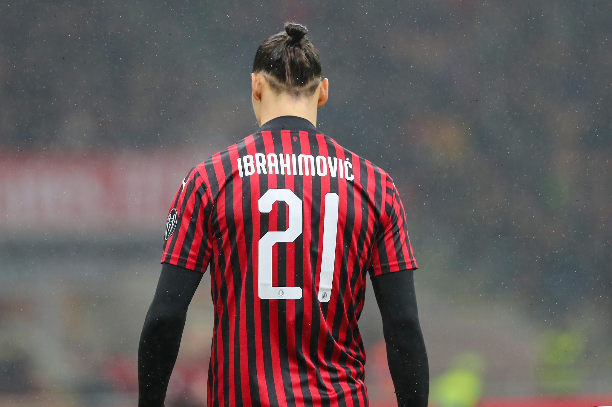 导语:ac米兰官方宣布,伊布在训练中遭遇右小腿比目鱼肌受伤,但并未伤