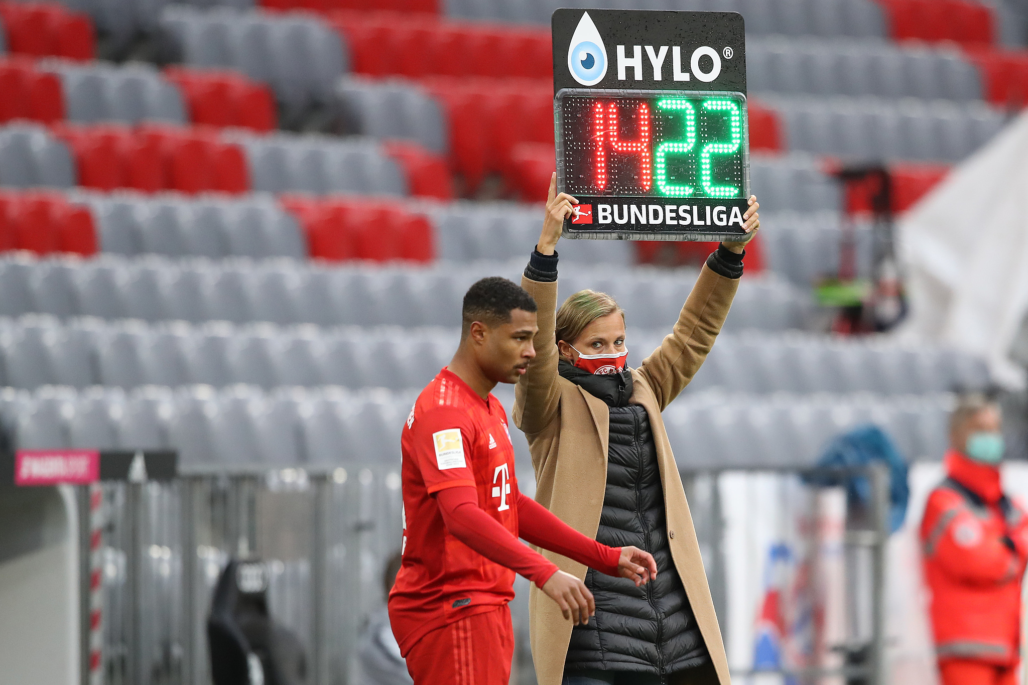 国际足球协会理事会(ifab)官方宣布,目前各大联赛实行的单场换5人规则