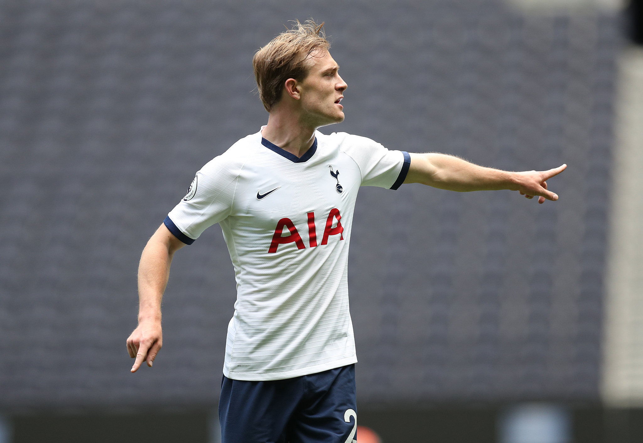 官方:热刺宣布同中场小将斯基普续约至2024年