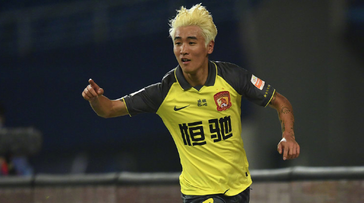 本场比赛恒大逆转的最大功臣无疑是将头发染黄的韦世豪,正是他下半时